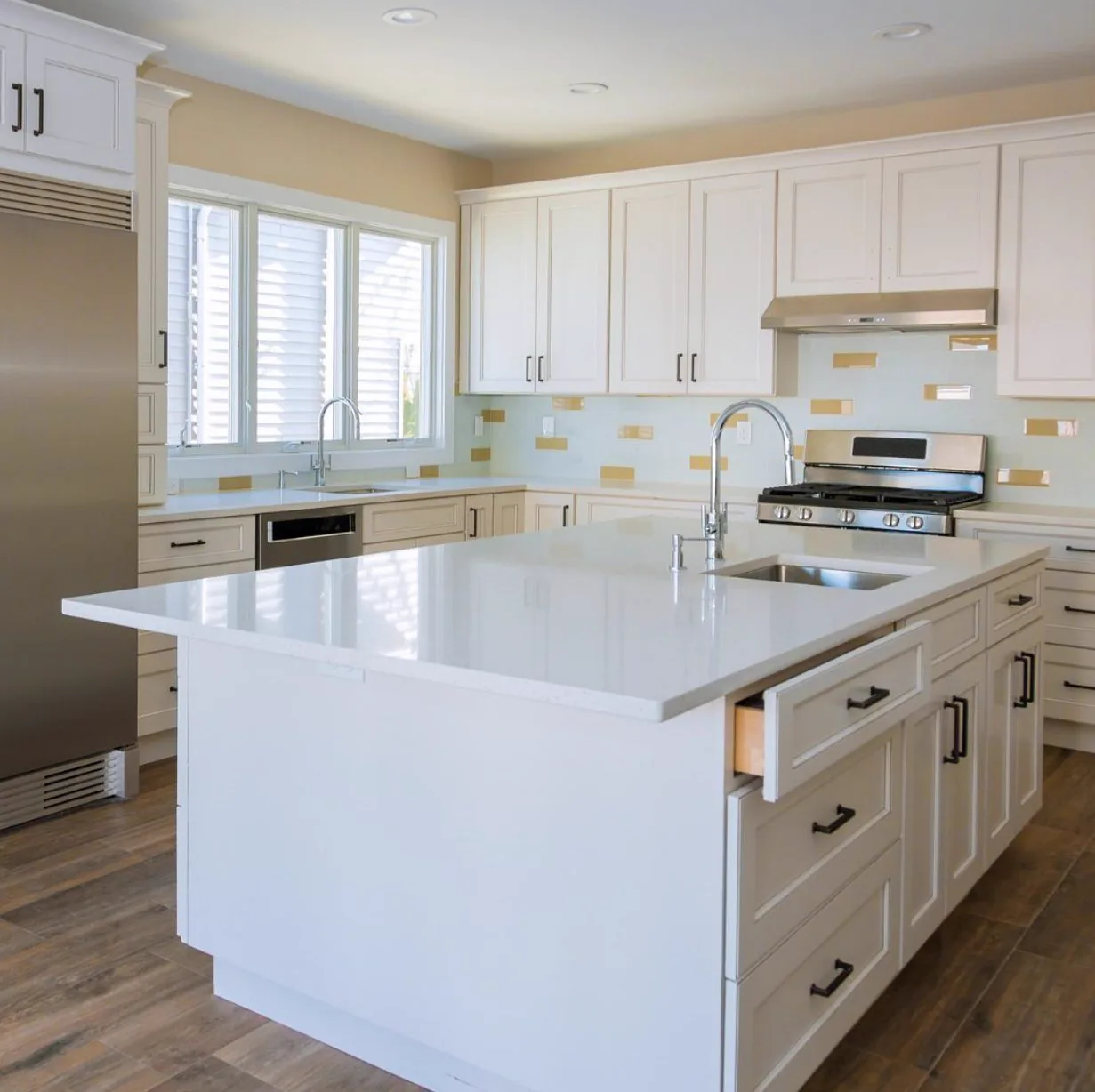 Cuisine avec grand îlot en quartz blanc réalisé par Granite Acosta
